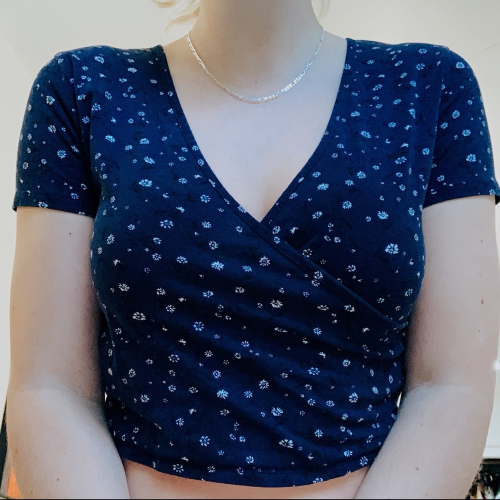 Pacsun cross front cropped Tee in Navy floral